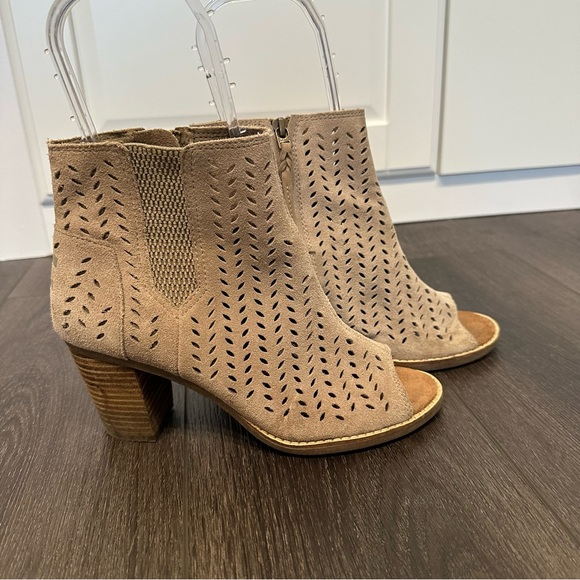Toms,women’s size 7, Peep-Toe Ankle Boots,suede-like,tan,heel,work,festival - Picture 1 of 11